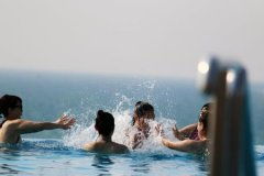 梦见牛和马在水里，梦见牛马在圈里