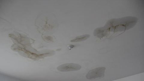 梦见把屋顶弄个洞，梦到房顶有个洞想坍塌的感觉