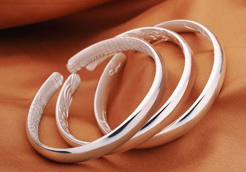 梦见戴银手镯很亮,梦见戴银手镯和金手镯