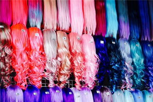 梦到别人带假发套，梦见别人戴假长发