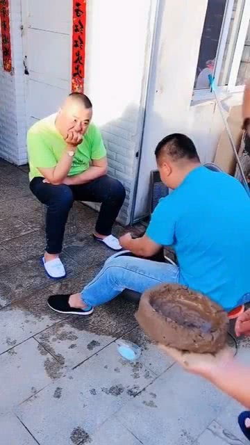 梦见被钢管砸到，梦见自己在管材里