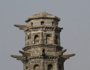 梦见自己坐在很高的塔上，梦见自己在一个塔顶摇摇欲坠