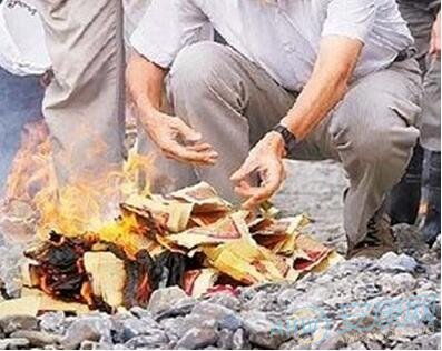 梦见买烧纸钱的钱发给别人了，梦见买烧纸钱什么预兆