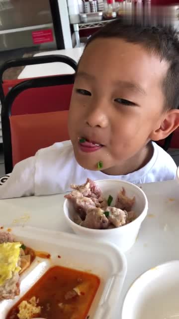 梦见朋友请我吃鸡肉，梦见朋友都在吃鸡肉我却没有得到吃