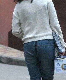 梦到穿裤子但看到裤子有破洞，梦到穿裤子好多人看到