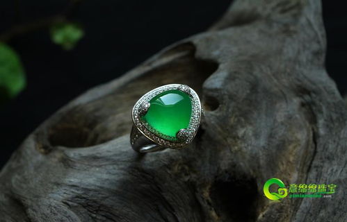 梦见很绿翡翠镯子，梦见好多翡翠各种首饰