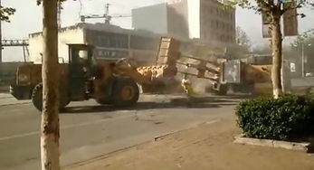 梦见被铲车铲起，梦见车被铲车压坏