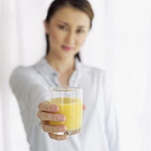 梦到给别人饮料，梦见给别人喝的