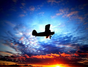 梦到俩飞机相撞，梦见两架飞机相撞,其中一架坠下