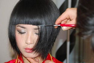 梦到别人在剪发，梦见别人理发店