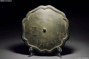 梦见好多铜器，梦见大铜镜