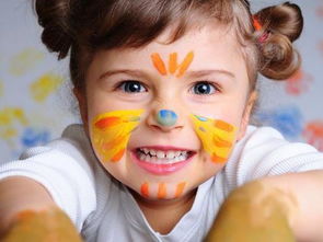 做梦梦见小孩坐在床边是怎么回事，梦见小孩坐在桌子上