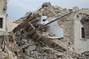 梦见地上塌陷，梦见地塌陷,有个大坑