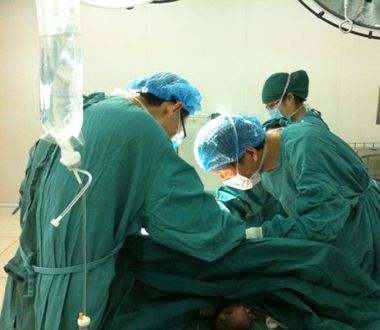 梦见开刀做手术出血，梦见开刀做手术妈妈跟朋友来看我