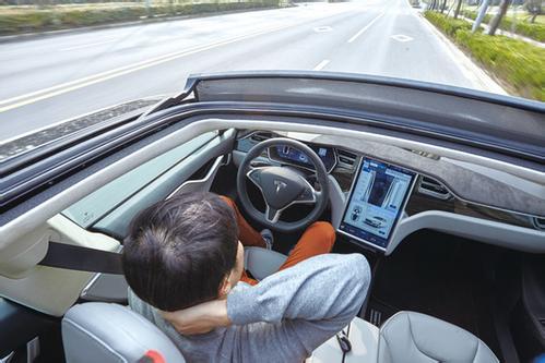 梦见车上没人车自己走，梦见车上没人车自己跑四处乱撞