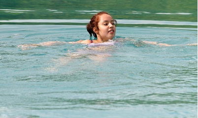 梦见在湖中游泳，梦见在湖边游泳