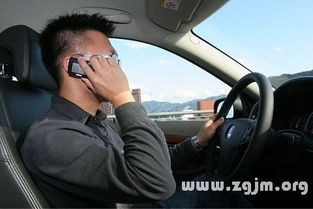 做梦梦见开车冲到山坡下，梦见自己开车冲上一个陡坡