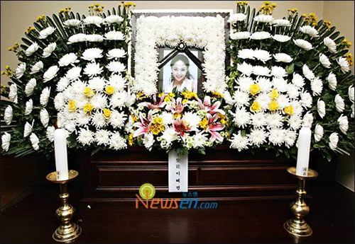 梦见屋里有灵堂，中午睡觉梦见灵堂