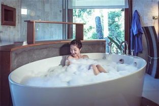 梦见浴室洗澡是什么预兆，梦见浴室洗澡地面有很多大便和小便