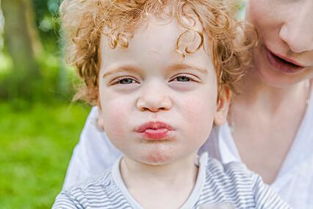 梦见小男孩呕吐在我身上是什么兆?，梦见小男孩呕吐到我嘴里