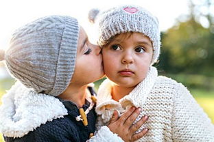 梦到领着小女孩走，梦到领着小女孩下坡时跌倒在了大海边