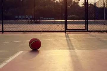 梦见自己篮球打得好，梦见篮球砸向我