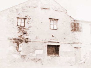 梦见租的房子漏雨的很厉害 求解梦，梦见租房破裂