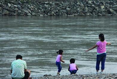 梦见带着孩子去水里玩，梦见带孩子去潜水