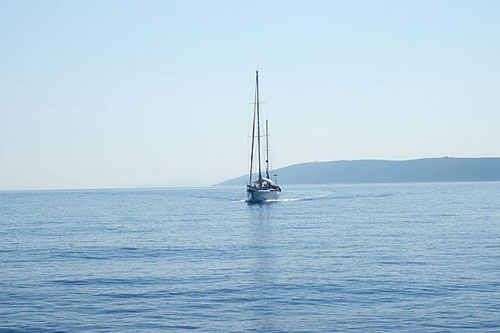 梦到自己坐船在海上漂，梦到坐船在海上乘风破浪