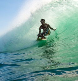 梦见海里游泳拼命逃生，梦到海水里游泳