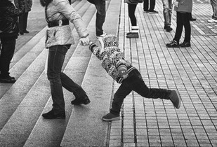 做梦被拉扯，梦见被拉住好不容易挣脱