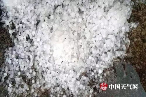 梦到下冰雹砸伤别人，梦见下雨还有冰雹砸到了好吗