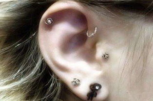 梦见别人帮我穿耳洞，梦见别人给自己带耳钉