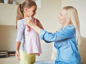 梦到别人穿袜子是什么意思，梦见给别人穿鞋袜