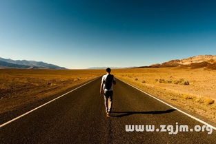 梦见上走上全是灰尘石头阶梯，梦见走上坡什么意思