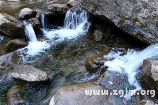 梦见水由东向西流，梦到水自东向西流