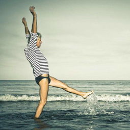 做梦梦到在水里走路很累，梦见在水里走