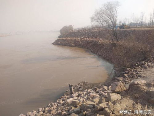 梦见河水很大漫过河堤，梦见河里涨大水漫过河堤