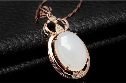 昨天梦见自己捡了个玉吊坠，梦见捡到项链吊坠