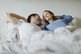 梦到老公抱着别的女人都没有穿衣服，梦到老公抱着别的女人亲吻