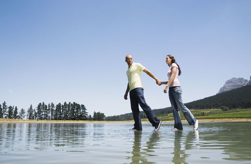 梦到从水里走什么意思,梦到从水里走有一个好长的蛇追自己,害怕
