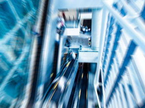 梦到电梯失灵冲出顶层掉下来，梦到电梯来回升降