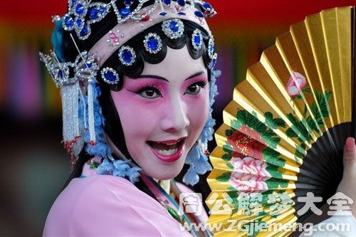 梦到别人穿唱戏衣服什么意思，女人梦见别人穿戏服解梦