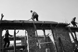 梦见孩子掉进深坑里怎么回事，梦见孩子掉坑里了是什么意思大哭