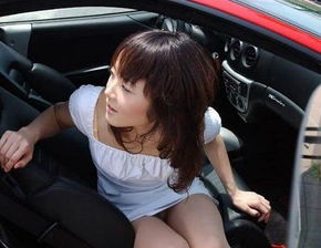 梦见自己坐车里车自动走，梦见坐车车先走了