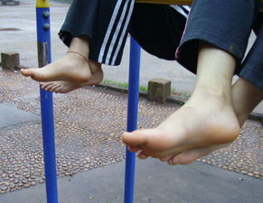 梦见自己的脚出好多的水，梦见脚淌污水