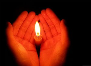 梦见给花瓶换水，梦见自己把花瓶的水倒出来了