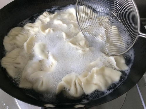 梦见给领导煮饺子吃，梦见和领导吃饺子