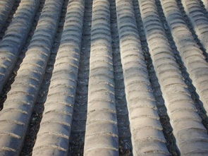 梦到瓦片从屋顶掉下来什么意思，梦见屋顶瓦片脱落