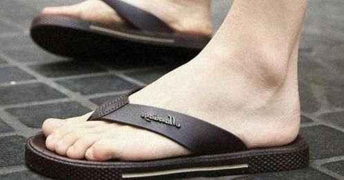 梦见拖鞋被车碾压过，梦见自己的鞋子被车轧烂了